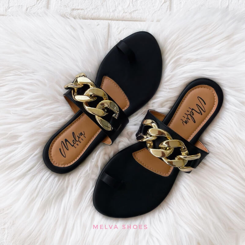 Sandalias Bajas Negras con Tira de Dedo y Cadena Dorada