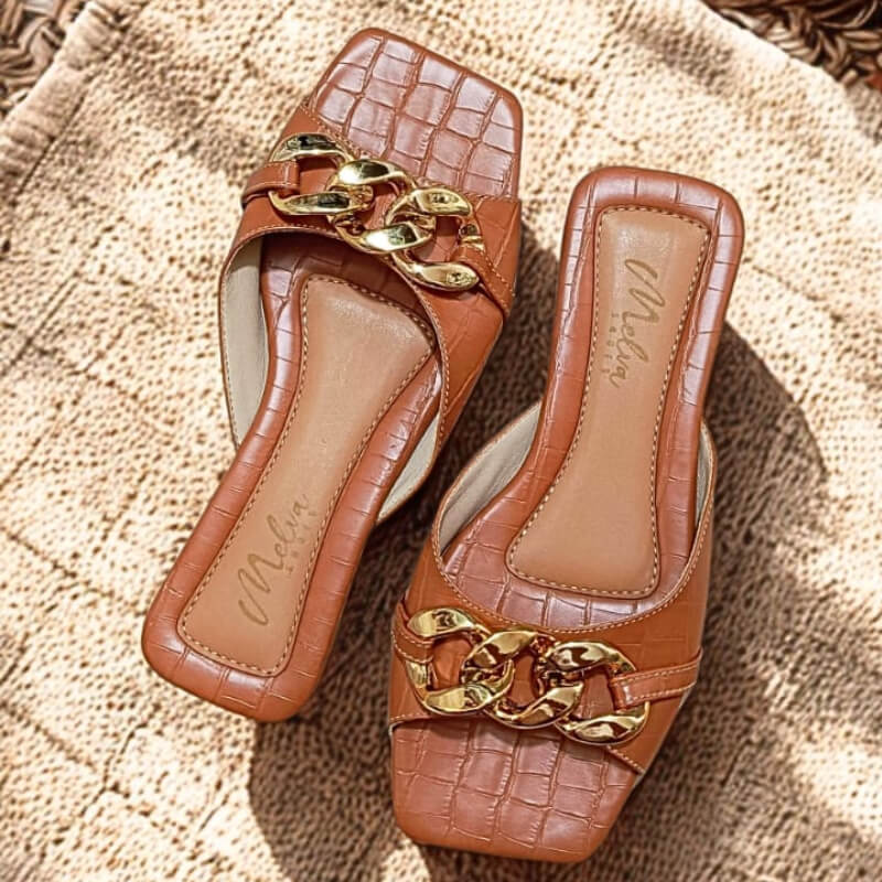Sandalias Bajas Café con Faja y Cadena Dorada