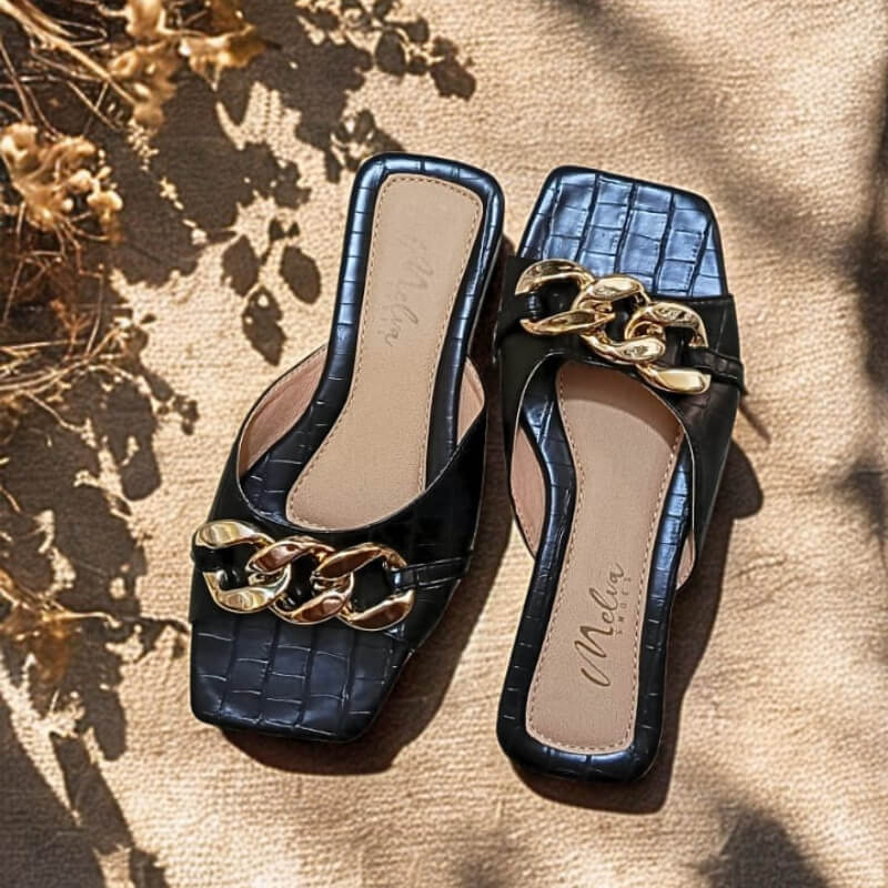 Sandalias Bajas Negras con Faja y Cadena Dorada