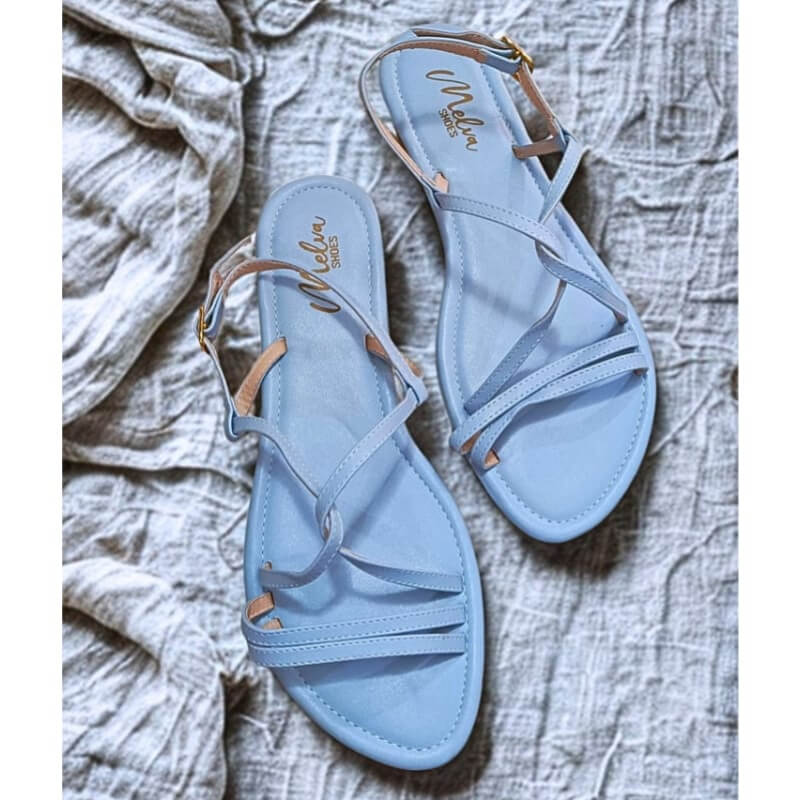 Sandalias Bajas Celestes con Tiras Finas Entrelazadas y Correa en Tobillo