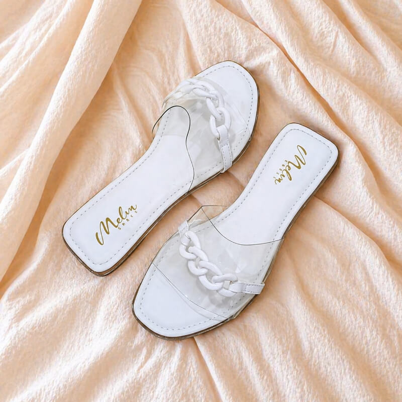 Sandalias Bajas Blancas con Tira Transparente y Cadena