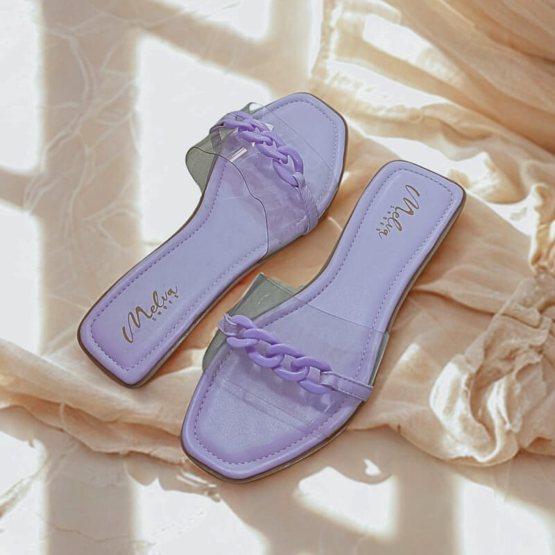 Sandalias Bajas Lilas con Tira Transparente y Cadena