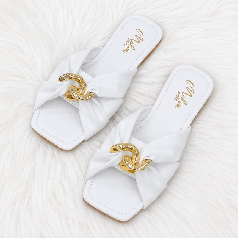 Sandalias Bajas Blancas con Tiras Entrelazadas y Cadena Dorada