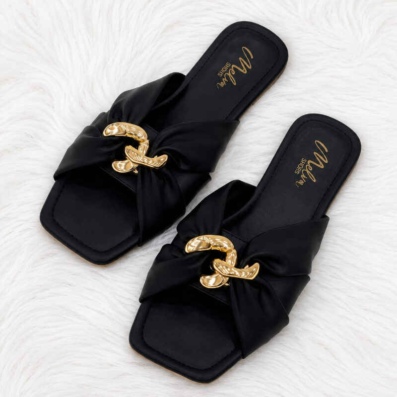 Sandalias Bajas Negro con Tiras Entrelazadas y Cadena Dorada