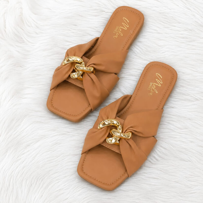 Sandalias Bajas Camel con Tiras Entrelazadas y Cadena Dorada