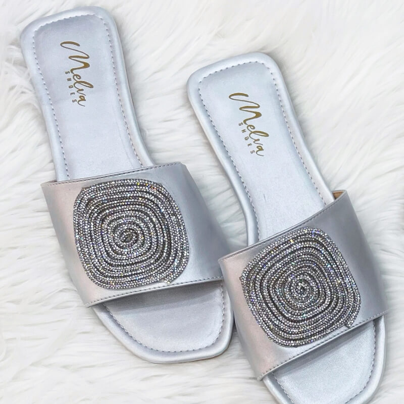 Sandalias Bajas con Faja y Adorno Espiral Brilloso Plateado