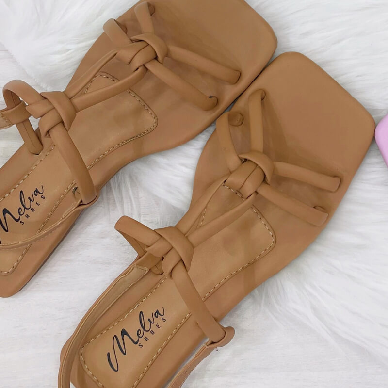Sandalias Bajas Camel con Tiras Anudadas y Correa en Tobillo