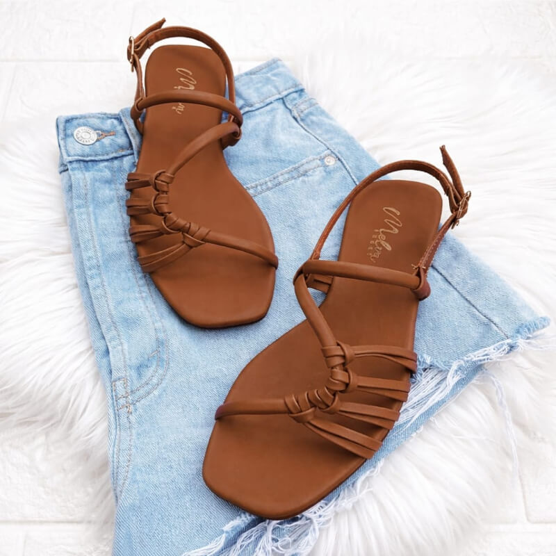 Sandalias Bajas Cafe con Tiras Estilo Concha