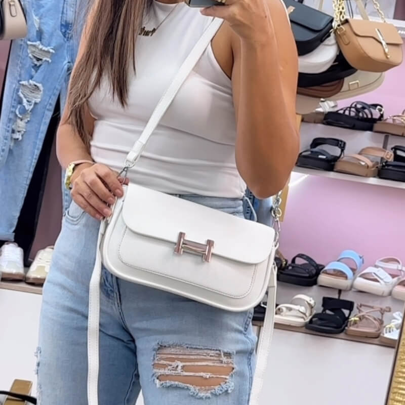 Cartera Blanca con Hebilla Plateada