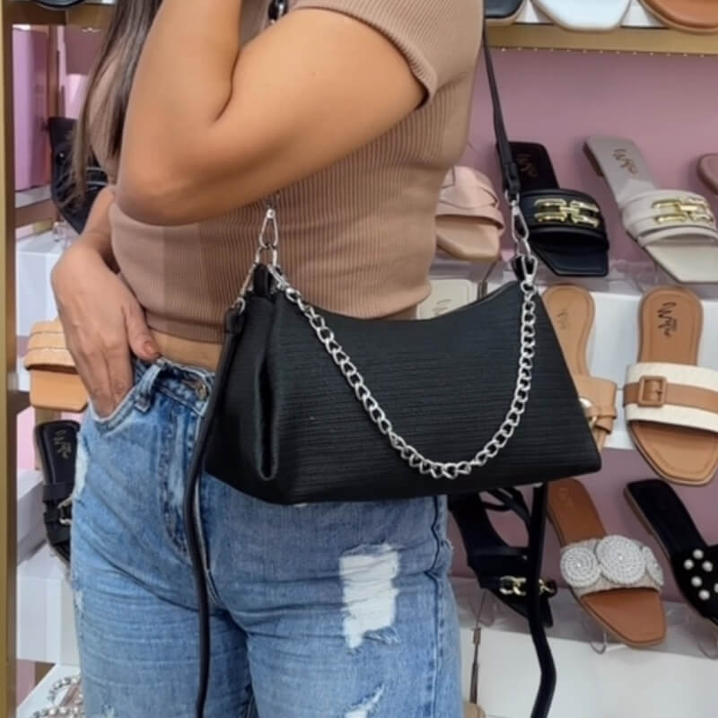 Cartera Negra con Cadena Plateada