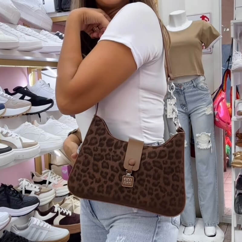 Cartera Café Animal Print con Broche