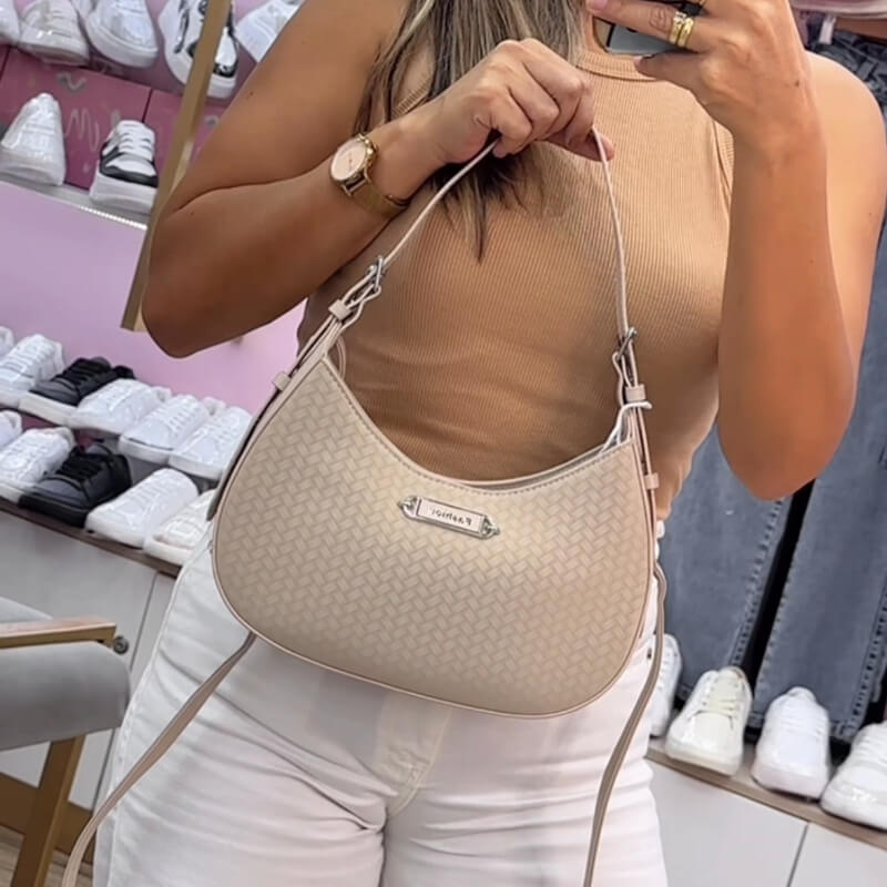 Cartera Beige Elegante con Doble Correa Ajustable y Detalles Plateados - Estilo Versátil