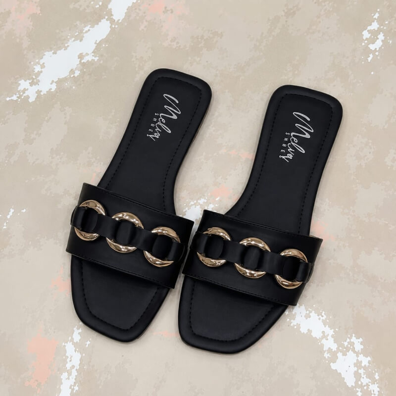 Sandalias Bajas Negras con Faja y Cadena Dorada