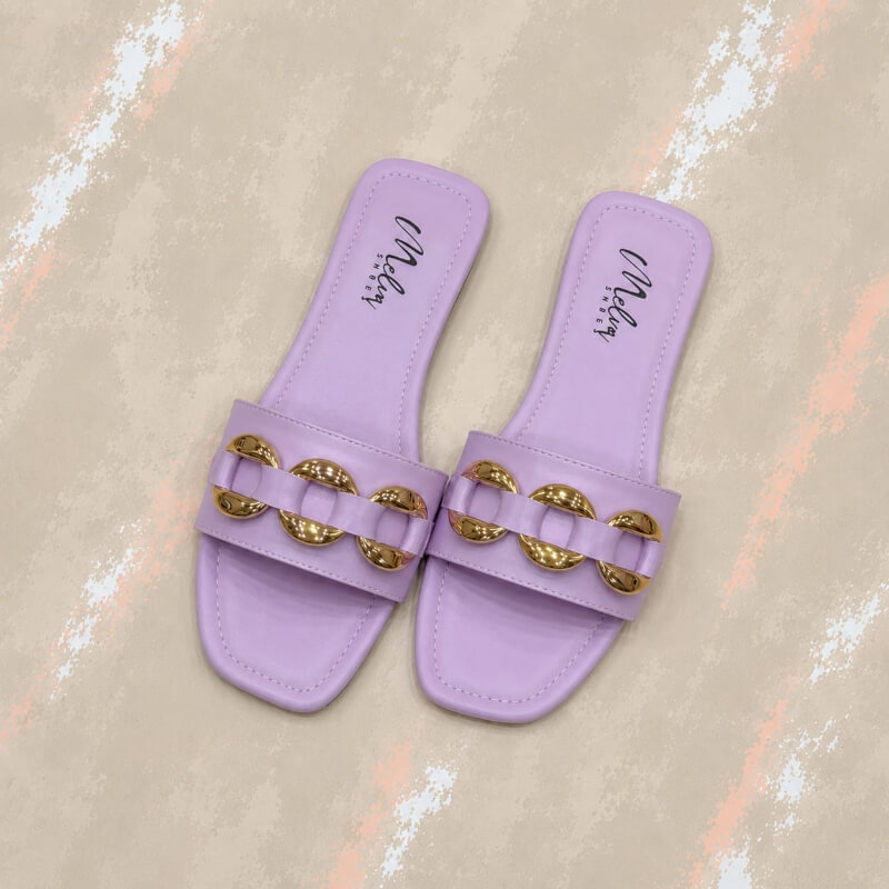 Sandalias Bajas Lila con Faja y Cadena Dorada