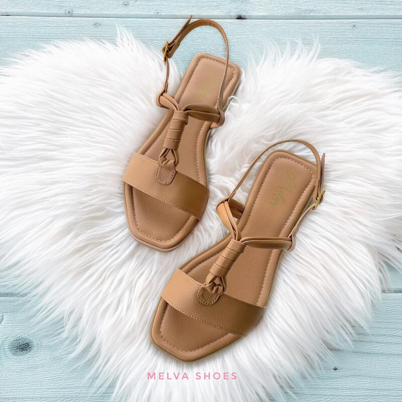 Sandalias Bajas Camel con Faja, Tiras Anudadas y Correa en Tobillo
