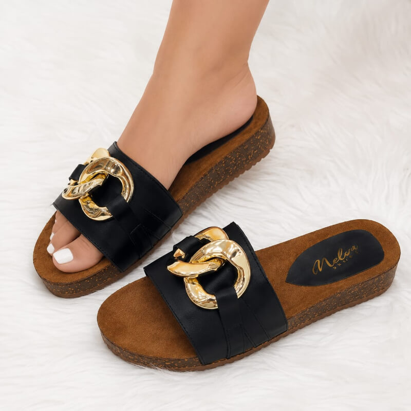 Sandalia de Corcho Negro con Faja y Cadena Dorada