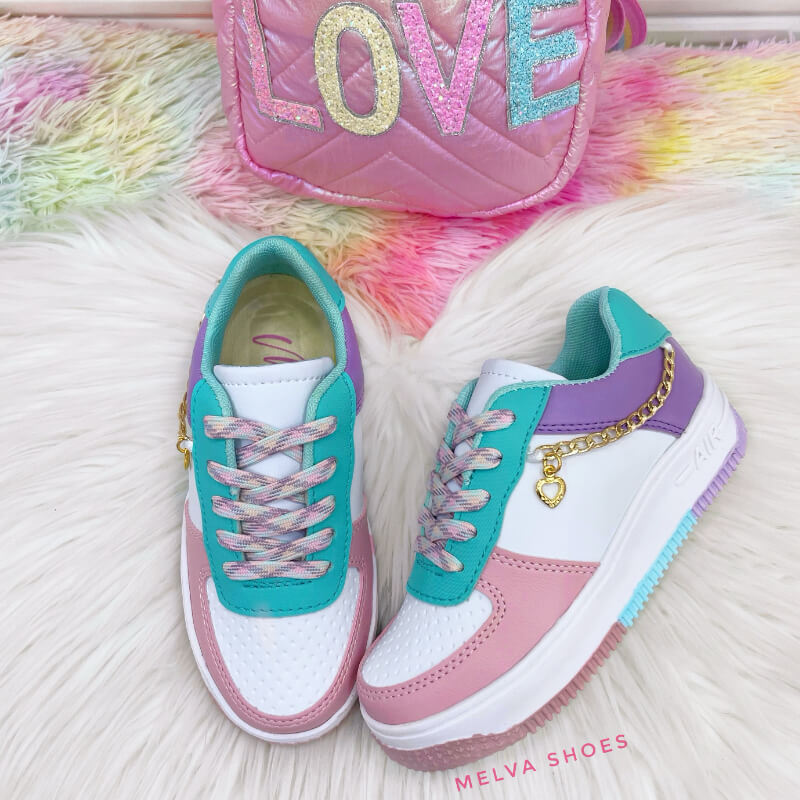 Sneakers Niña Blancos con Cadena y Dije Turquesa, Rosado y Lila – Estilo Divertido y Colorido