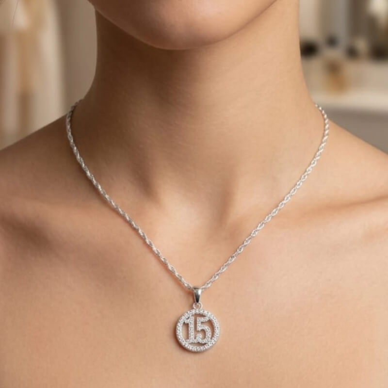 Juego de Plata 925 para 15 Años: Cadena Singapur 45cm, Dije y Aretes con Circones Blancos – Regalo Ideal y Elegante