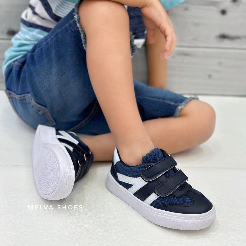 Sneakers Niño Blanco y Azul con Doble Velcro – Estilo Deportivo y Práctico