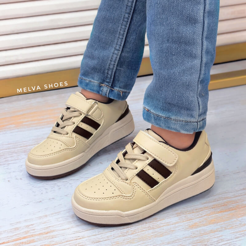 Sneakers Niño Café y Beige con Dos Rayas, Cordón y Velcro – Estilo Casual y Deportivo