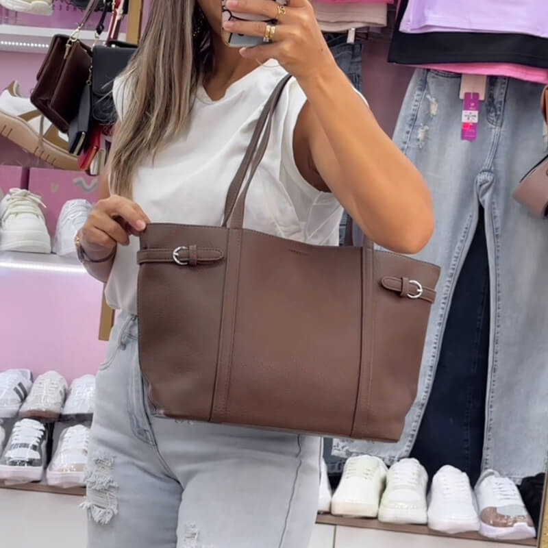 Cartera Chocolate con Detalles Plateados – Elegancia y Estilo Funcional