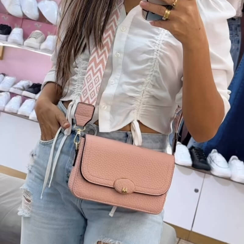 Cartera Rosa con Broche Dorado