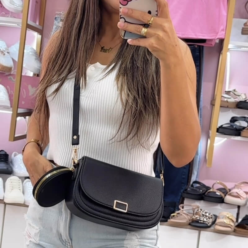 Cartera Negra con Llavero y Detalles Dorados