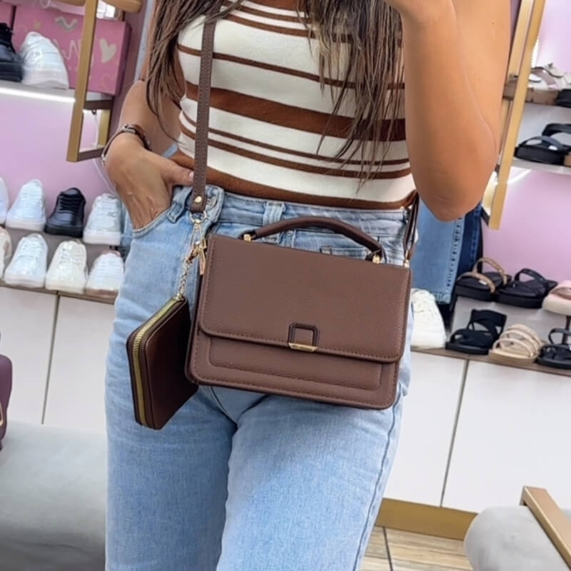 Cartera Chocolate con Llavero Detalles Dorados