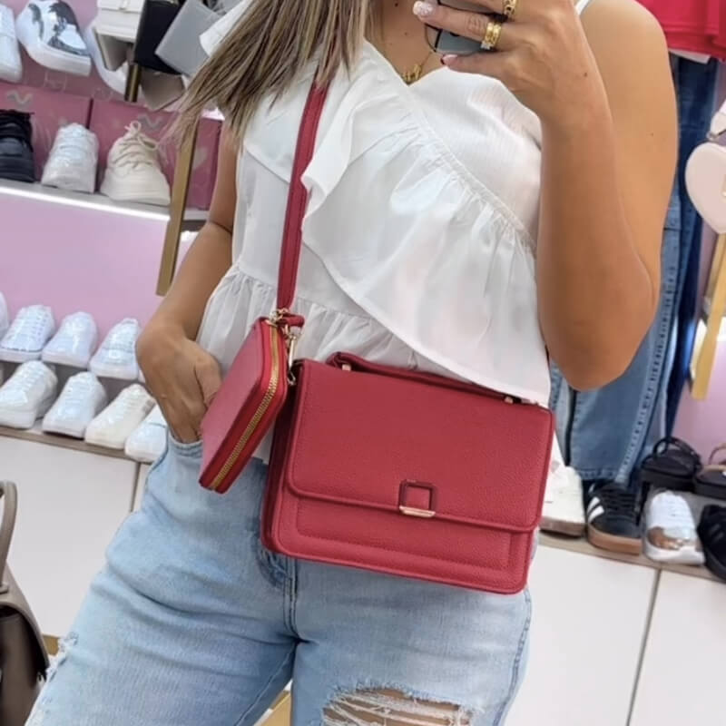 Cartera Roja con Llavero Detalles Dorados