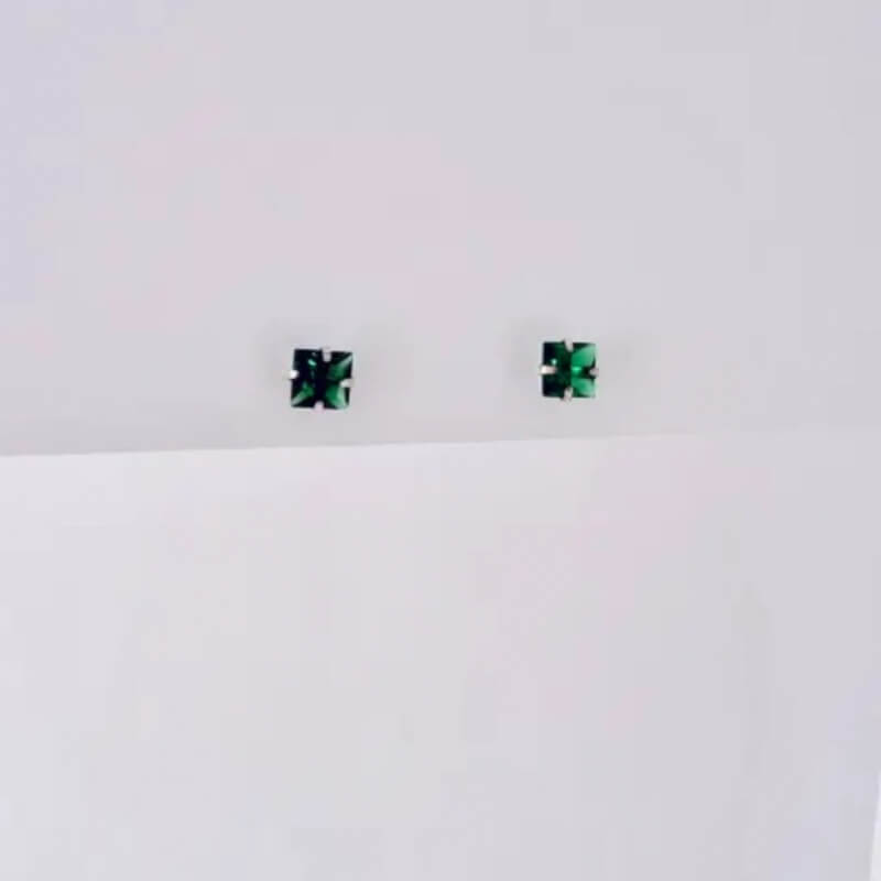 Topos de Plata Ley 925 con Circón Verde Cuadrado N6 - Aretes Elegantes y Modernos