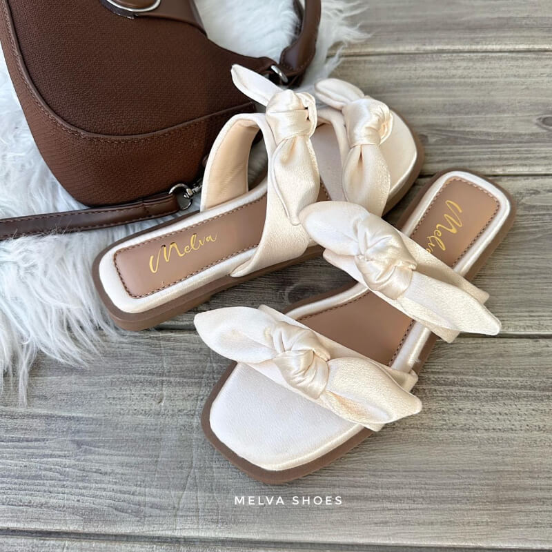 Sandalia Baja Beige Perlado con Doble Faja y Moño