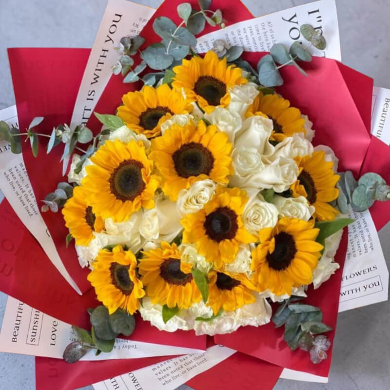 DESTELLO DE LUZ | Girasoles & Rosas Blancas