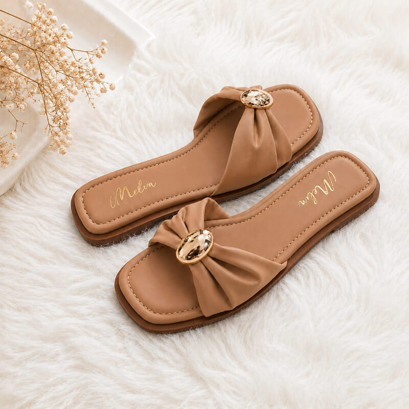 Sandalia Baja Camel con Moño y Aplique Dorado