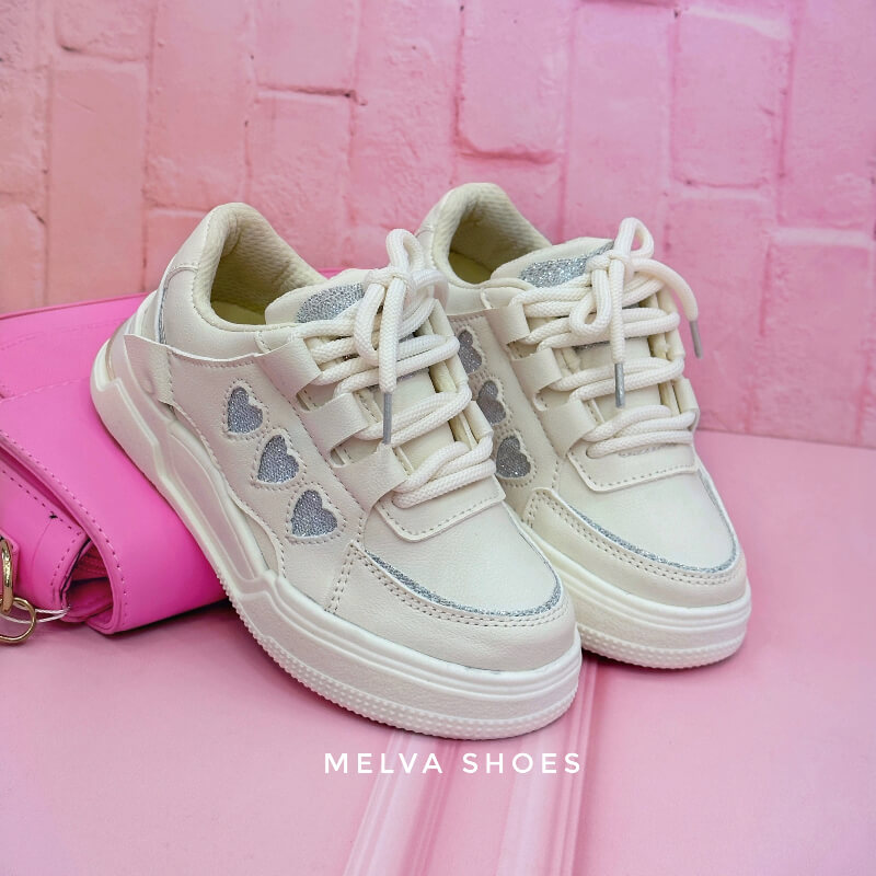 Sneakers Niña Beige con Corazones Plateados
