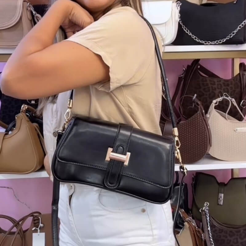 Cartera Negra con Detalles Dorados
