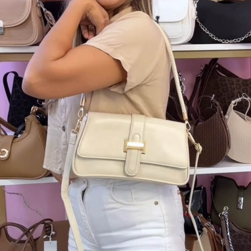 Cartera Beige con Detalles Dorados