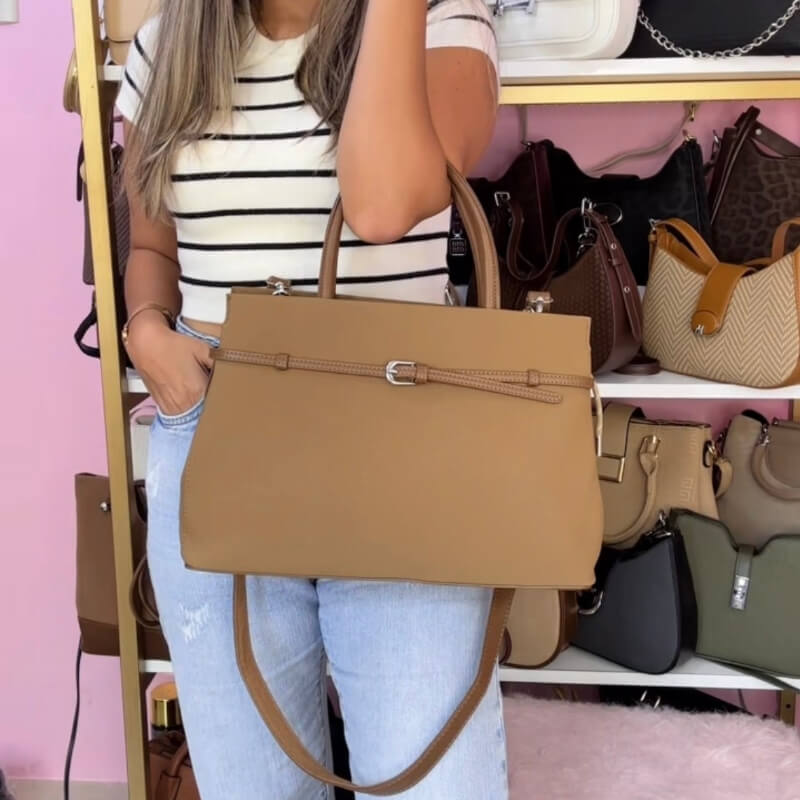 Cartera Café con Correa Ajustable: Sofisticado y Moderno