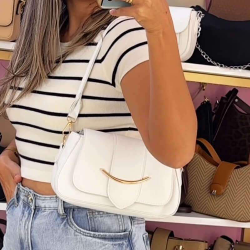 Cartera Blanca con Detalles Dorados