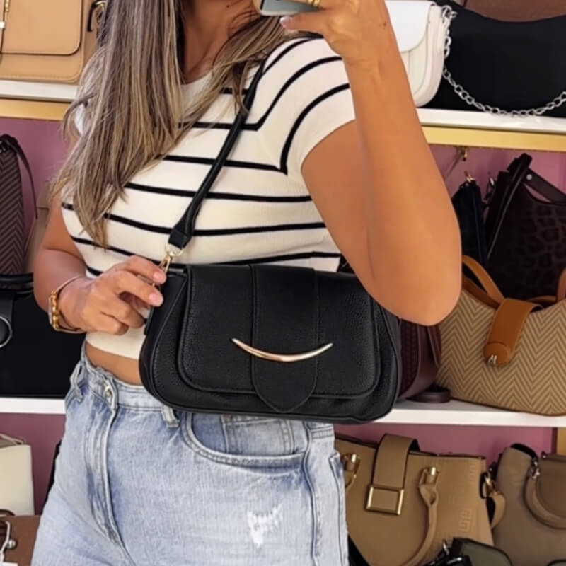 Cartera Negra con Detalles Dorados