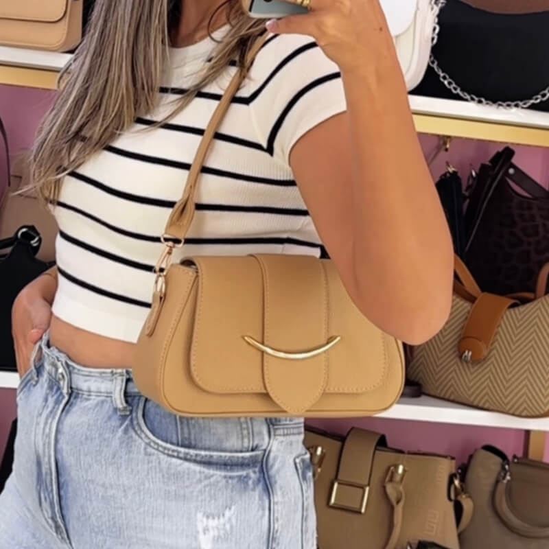 Cartera Kaki con Detalles Dorados