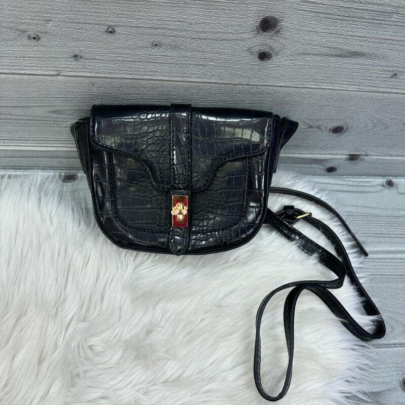 Cartera Negra con Broche Dorado