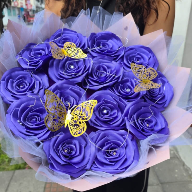 CELESTE ETERNO | Bouquet Luxury de Rosas de Satén & Luces LED