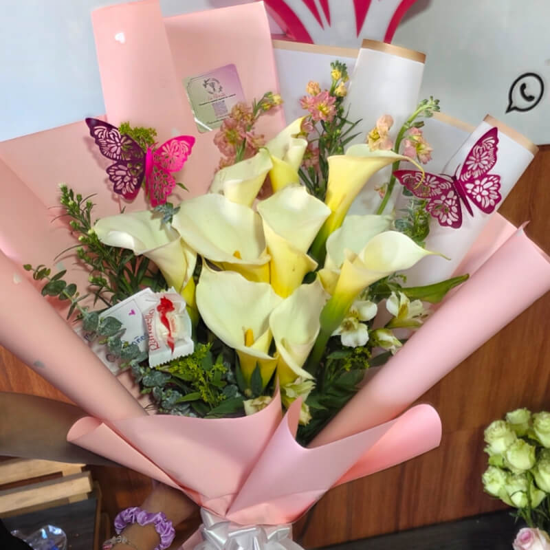 ELEGANCIA SILVESTRE | Bouquet Premium de Cartuchos & Mariposas Magenta