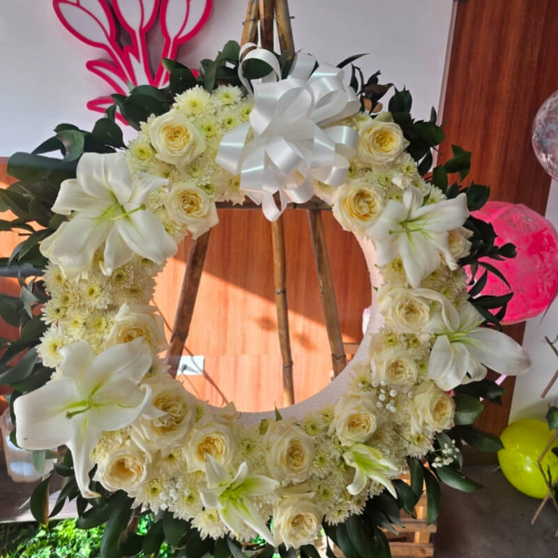 LUZ ETERNA | Corona Fúnebre Monocromática Blanca