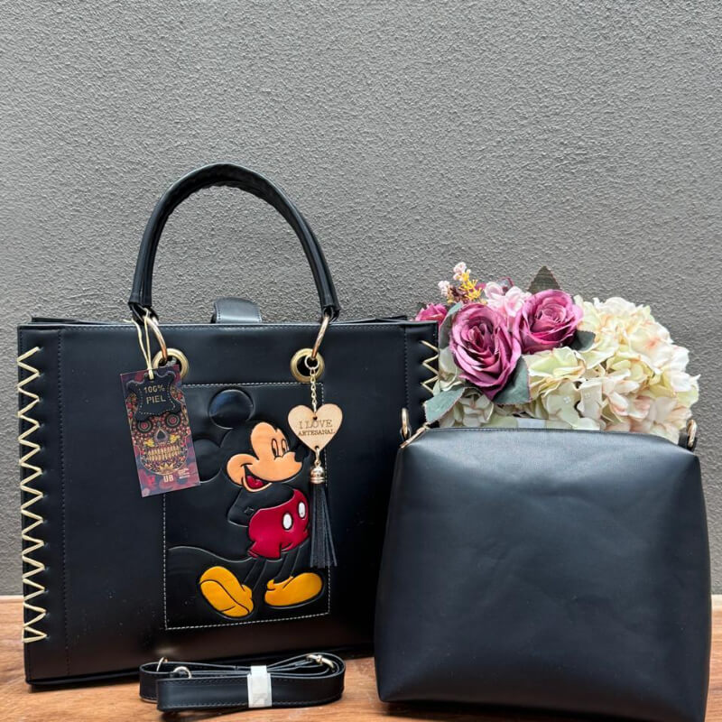Bolso en piel corte vacuno con cosmetiquera y correa