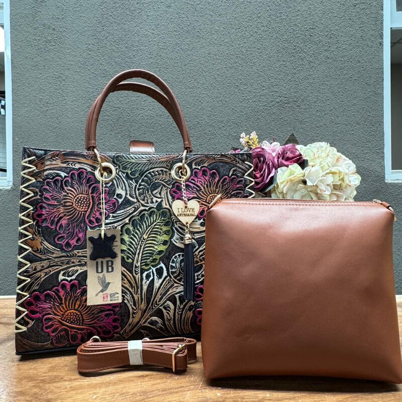 Bolso en piel corte vacuno con cosmetiquera y correa
