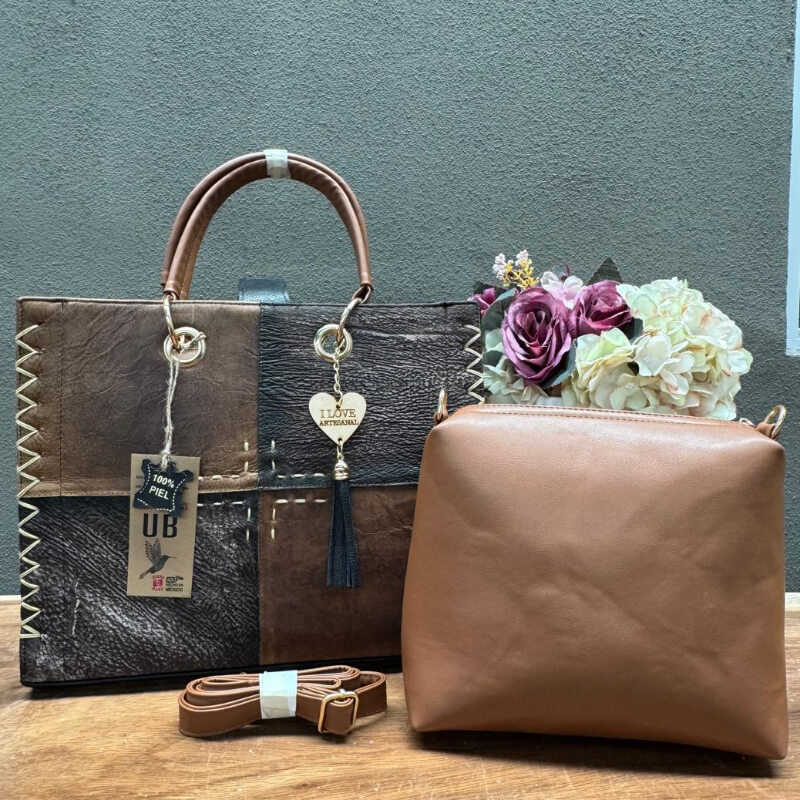 Bolso en piel corte vacuno con cosmetiquera y correa