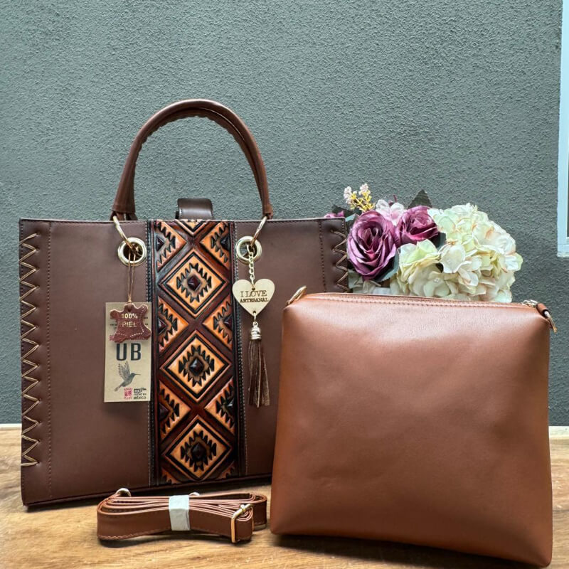Bolso en piel corte vacuno con cosmetiquera y correa