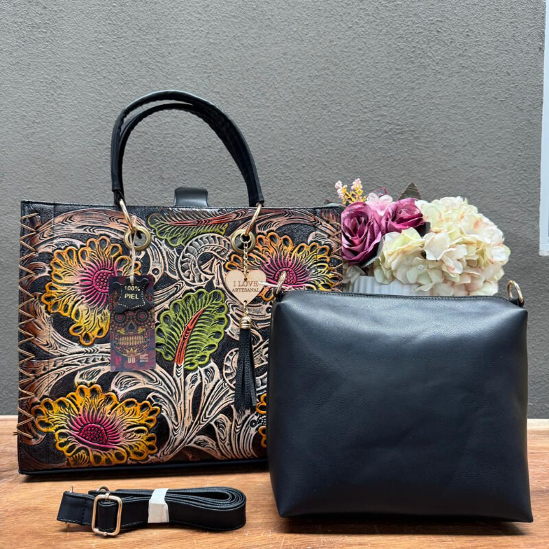 Bolso en piel corte vacuno con cosmetiquera y correa