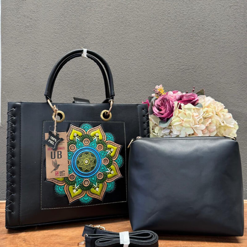 Bolso en piel corte vacuno incluye cosmetiquera y correa
